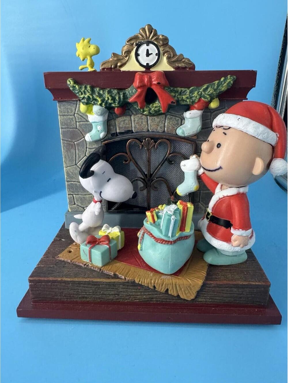 Peanuts Christmas Musical Light-Up Figurine Charlie Brown Snoopy  Fireplace